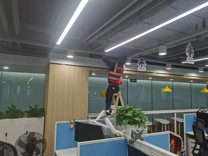 中国人寿保险股份有限公司成都市分公司办公区空调清洗保养施工现场