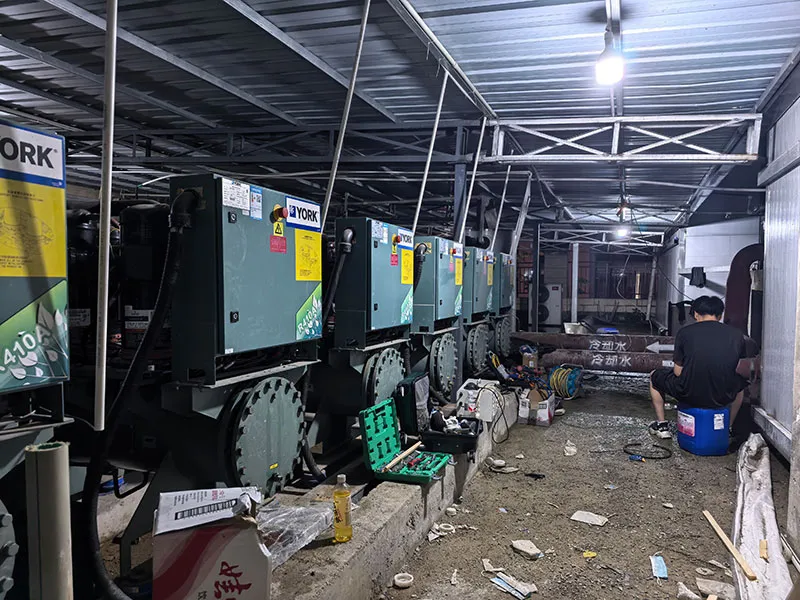 岷山大酒店6台约克冷水机清洗保养现场