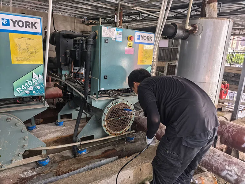 约克冷水机冷凝器清洗现场