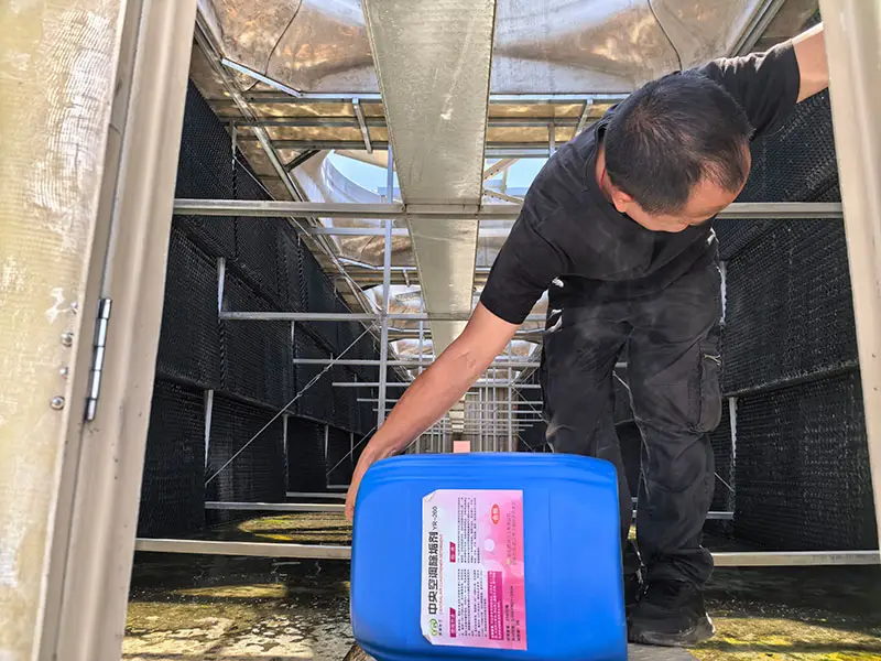 冷却塔放清洗药水现场