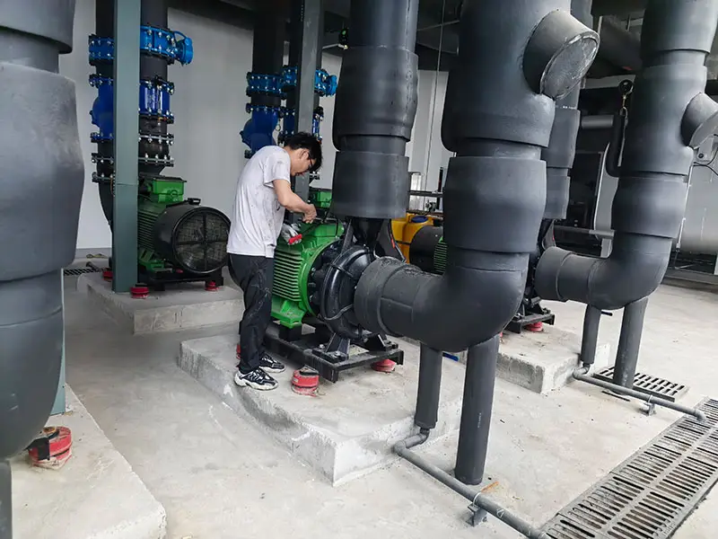 冷水机大型水泵保养现场施工图片