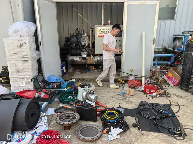 成都冷水机冷凝器进水维修现场