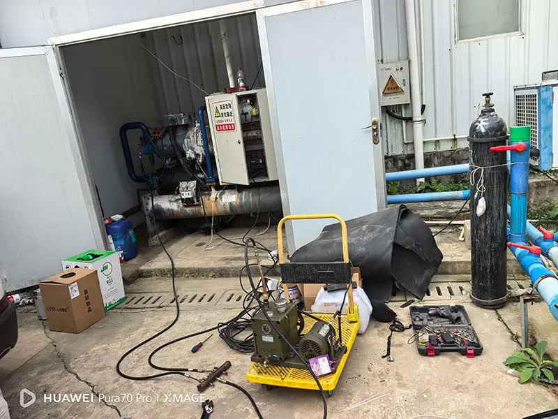 成都冷水机冷凝器抽空氮气保压施工现场