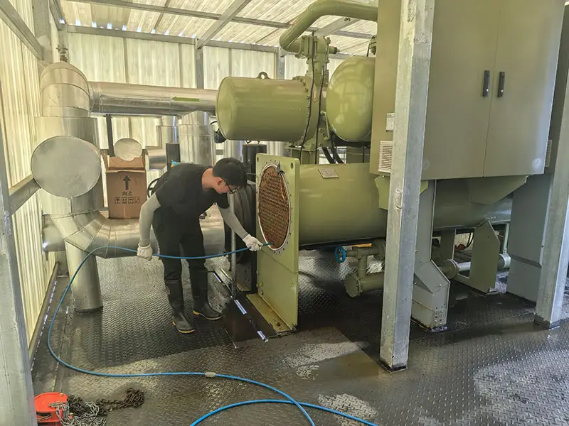 诺峰药业国祥冷水机进行冷凝器清洗施工现场