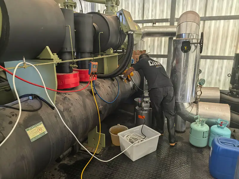 诺峰药业国祥冷水机组更换冷冻油和加氟施工现场